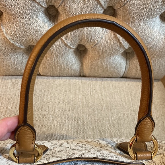 Michael Kors EUC Vanilla Bedford Satchel w/Multiple Pockets & Dust Bag - Picture 16 of 17